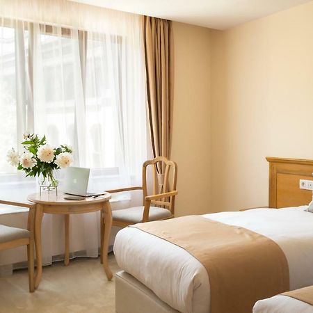 Family Hotel Anna Ruse Bagian luar foto