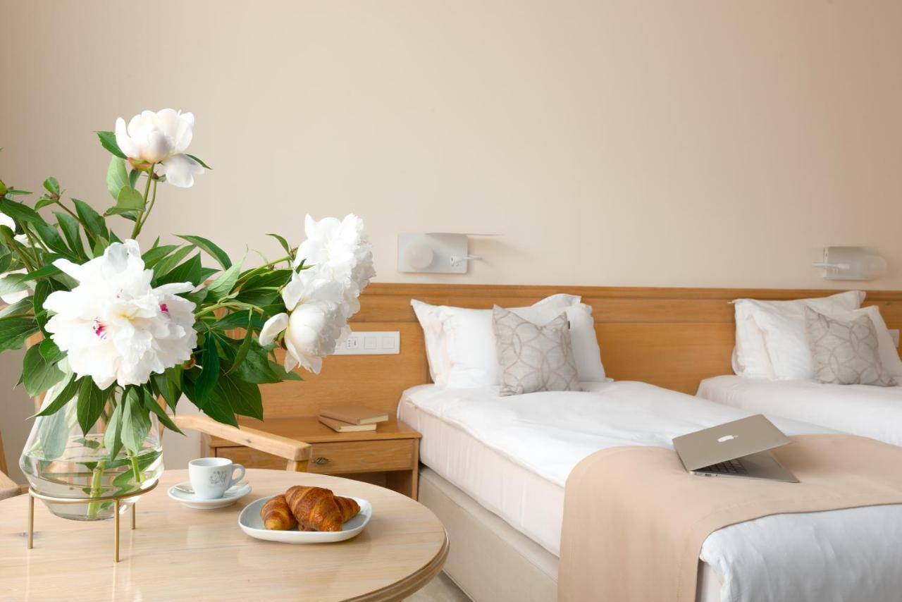 Family Hotel Anna Ruse Bagian luar foto