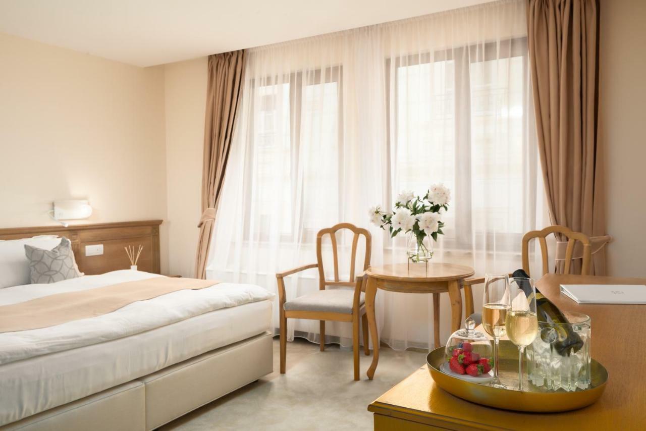 Family Hotel Anna Ruse Bagian luar foto