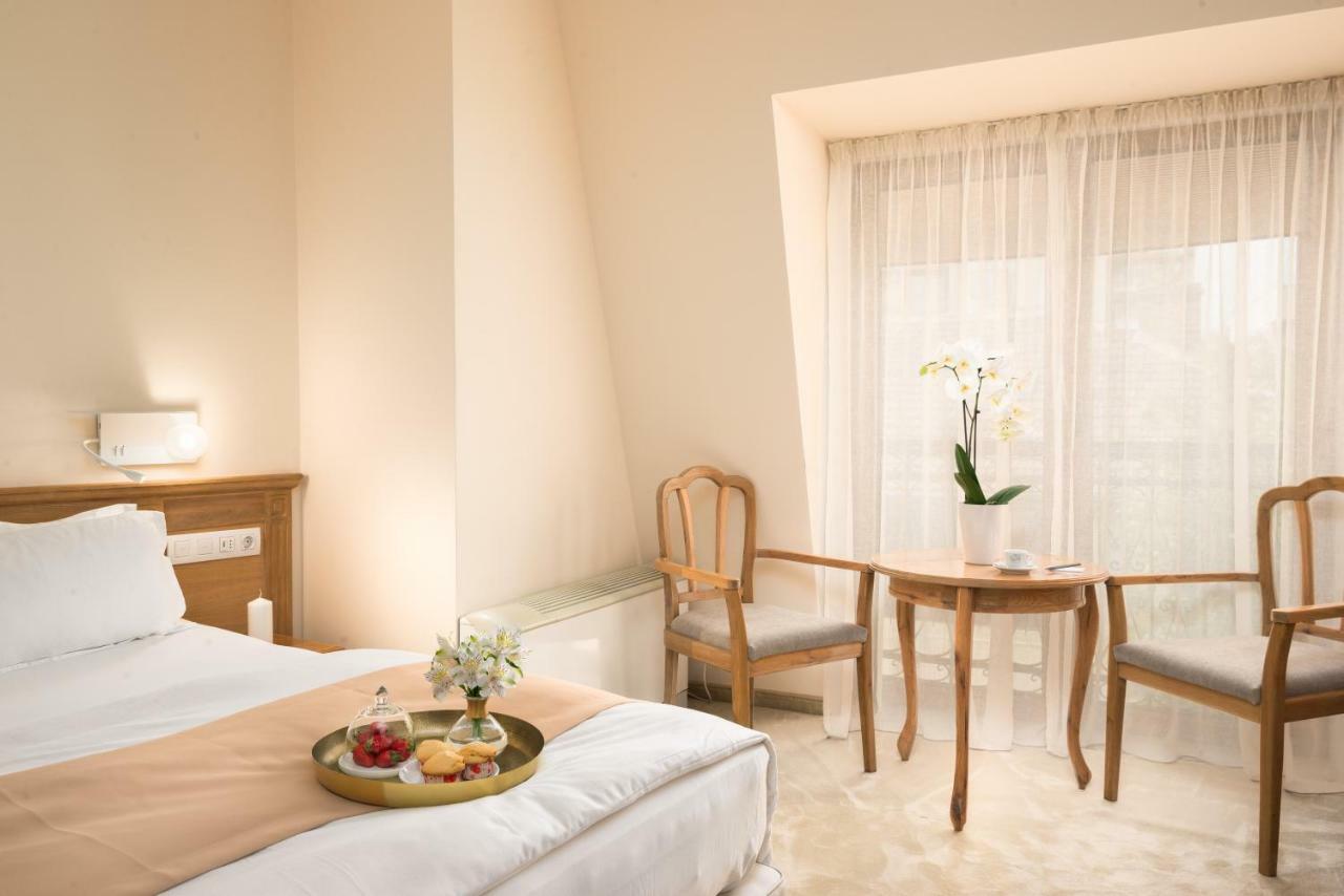 Family Hotel Anna Ruse Bagian luar foto